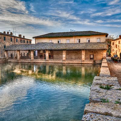Cortijo cerca de los baños termales en Toscana